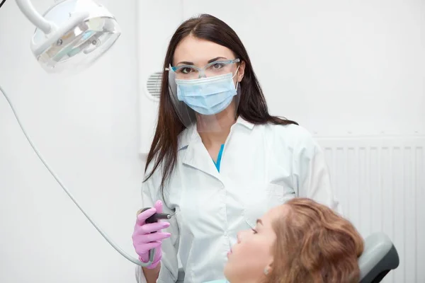 İş yerinde profesyonel kadın diş hekimi — Stok fotoğraf