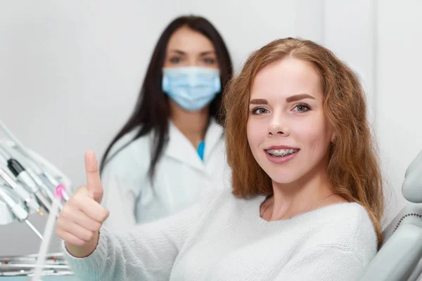 Dişçi ofisinde genç kadın — Stok fotoğraf