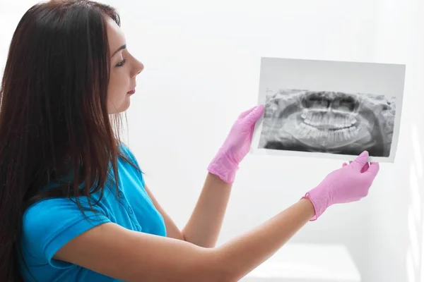 Dentista profissional no trabalho — Fotografia de Stock