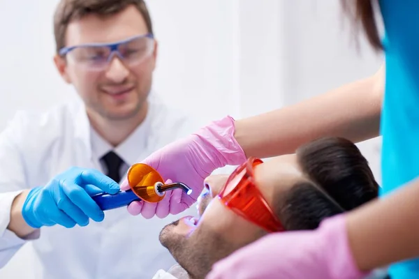Ung man besöker tandläkare — Stockfoto