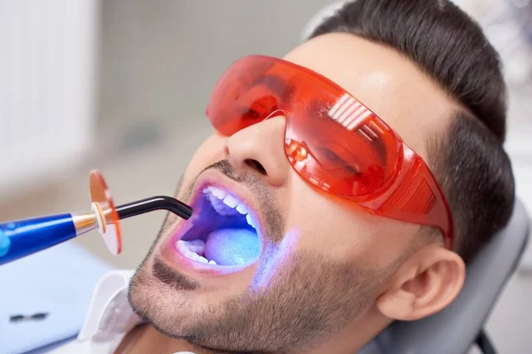 Hombre joven visitando dentista — Foto de Stock