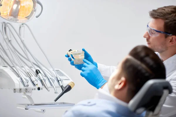 Dentista profissional em sua clínica — Fotografia de Stock
