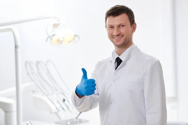 Dentista profissional em sua clínica — Fotografia de Stock