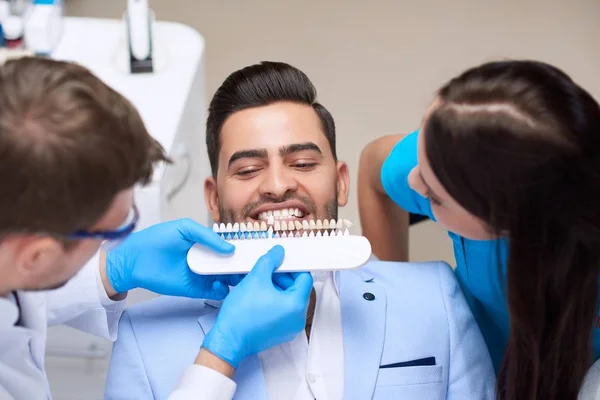 Jovem dentista visitante — Fotografia de Stock