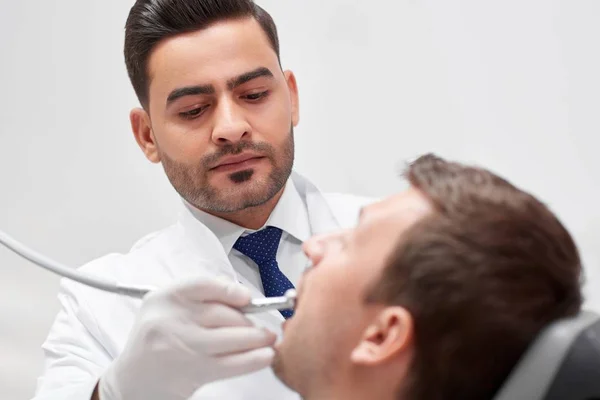 Dentista profissional em sua clínica — Fotografia de Stock