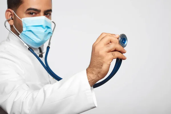 Médico masculino posando no estúdio — Fotografia de Stock