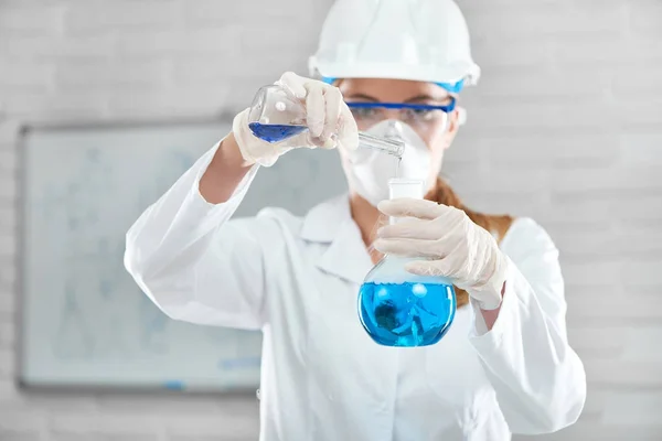 Química feminina a trabalhar no laboratório — Fotografia de Stock