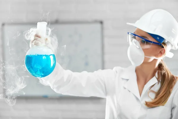 女化学家在实验室工作 — 图库照片