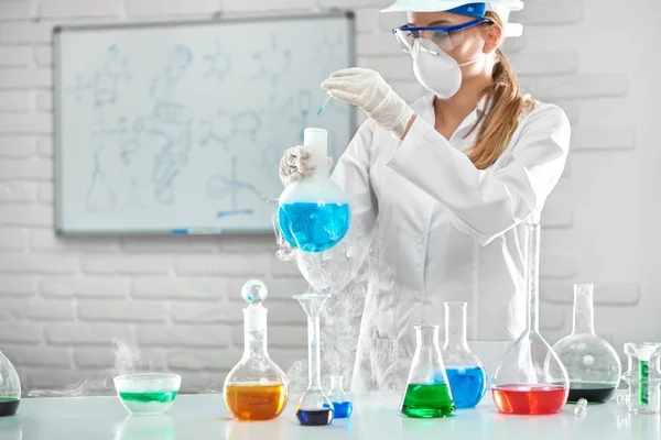 Женщина-химик, работающая в лаборатории — стоковое фото