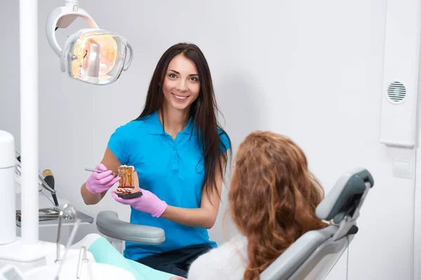 İş yerinde profesyonel kadın diş hekimi — Stok fotoğraf