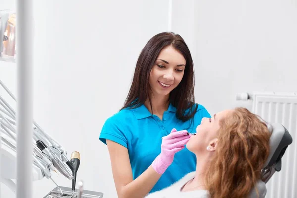 직장에서 전문 여성 치과 의사 — 스톡 사진