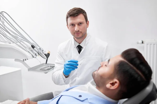 Ung man besöker tandläkare — Stockfoto