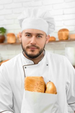 Onun mağazasında profesyonel baker