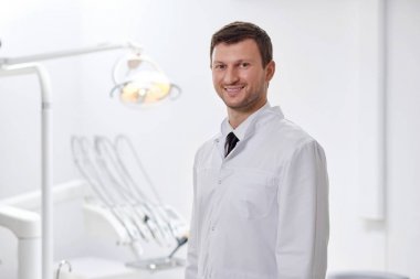 Onun kliniğinde profesyonel diş hekimi