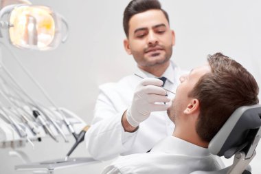 Onun kliniğinde profesyonel diş hekimi