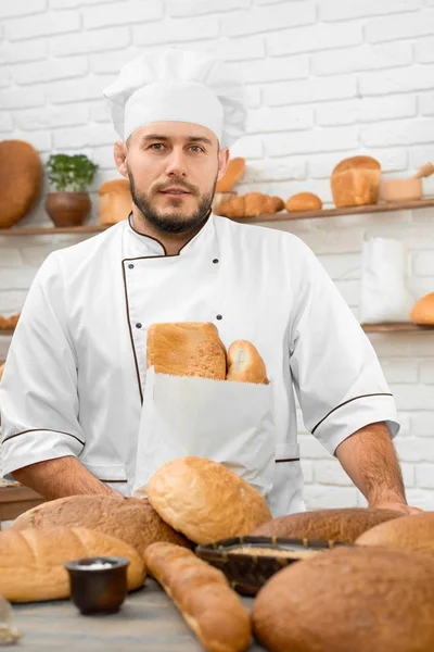 Panadero profesional en su tienda — Foto de Stock