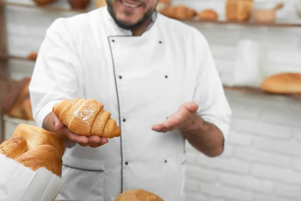 Panadero profesional en su tienda — Foto de Stock