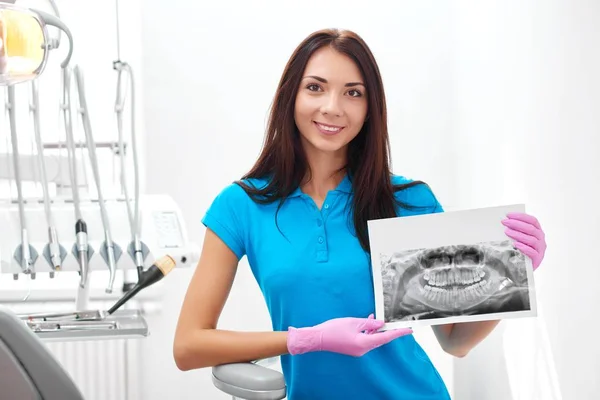 Professionelle Zahnärztin bei der Arbeit — Stockfoto