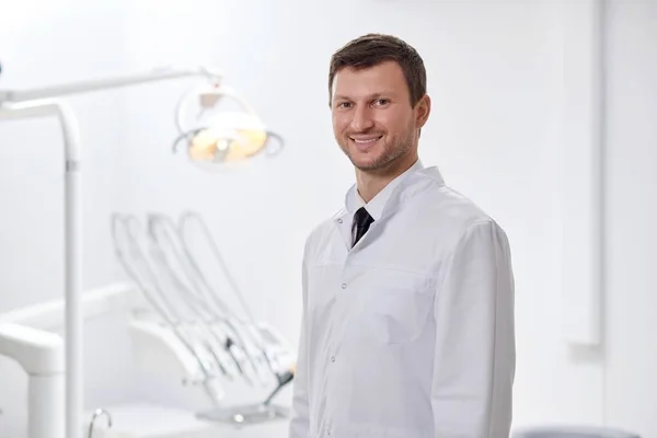 Dentista profissional em sua clínica — Fotografia de Stock