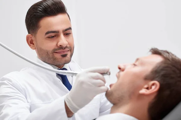 Professionele tandarts in zijn kliniek — Stockfoto