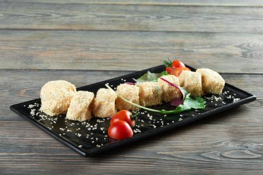 Ahşap masada lezzetli yemekler.