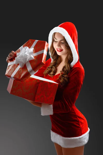 Σέξι Snow Maiden στο κόκκινο κοστούμι ανοίγει ένα μεγάλο δώρο για το νέο έτος 2018,2019 — Φωτογραφία Αρχείου