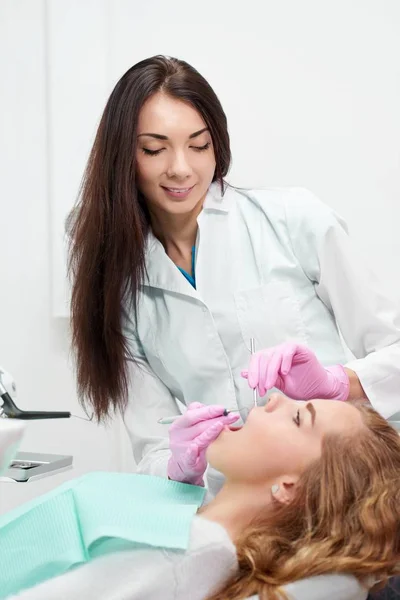 Dişçi ofisinde genç kadın — Stok fotoğraf