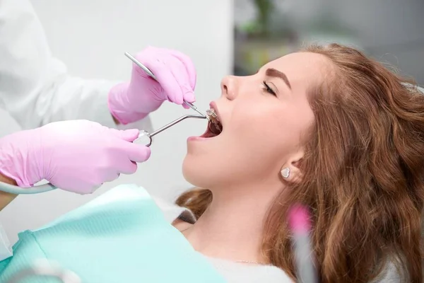 Mujer joven en el consultorio del dentista — Foto de Stock
