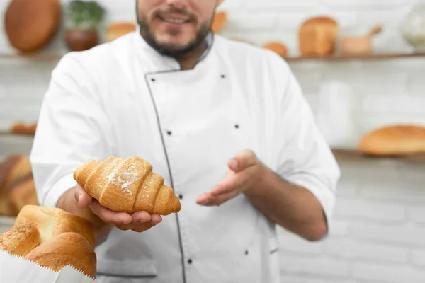Panadero profesional en su tienda — Foto de Stock