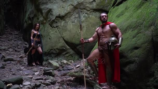 Ortaçağ savaşçı ormanda — Stok video