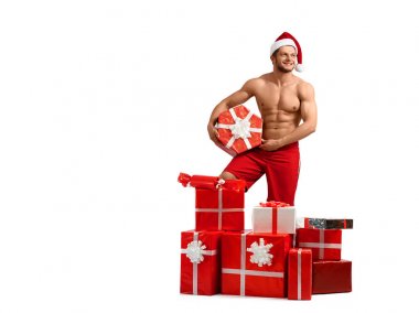 Seksi Noel Baba adam hediyeleri yığını ile