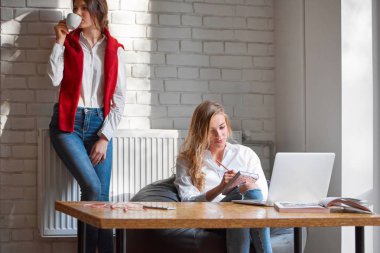 Kafede iki bayan arkadaş