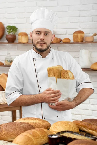 Junger Mann arbeitet in seiner Bäckerei — Stockfoto