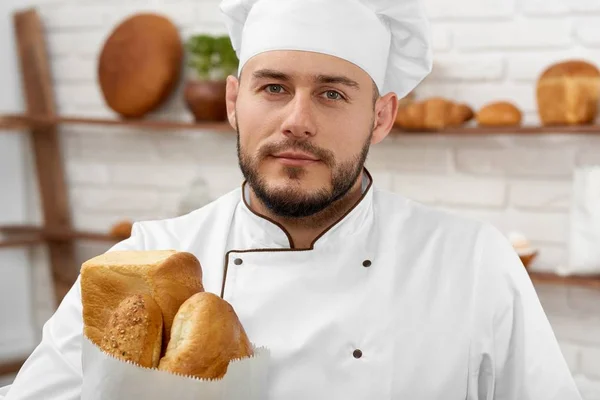 Joven trabajando en su panadería — Foto de Stock