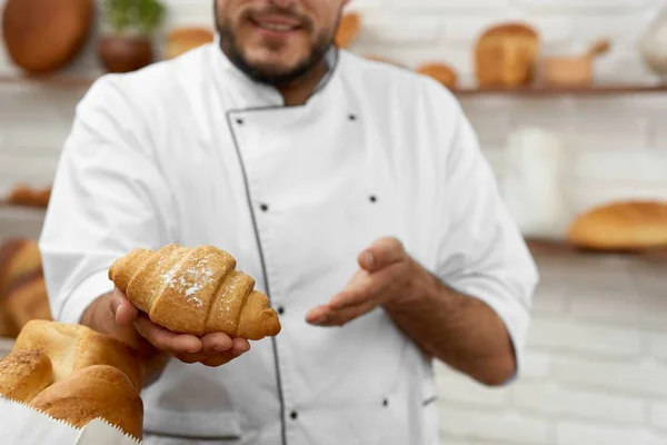 Joven trabajando en su panadería — Foto de Stock