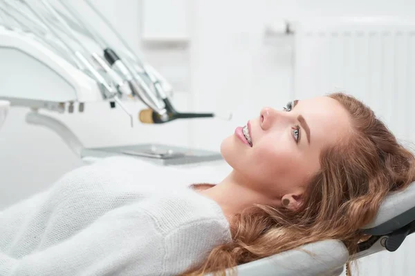Молода жінка в стоматологічному кабінеті — стокове фото