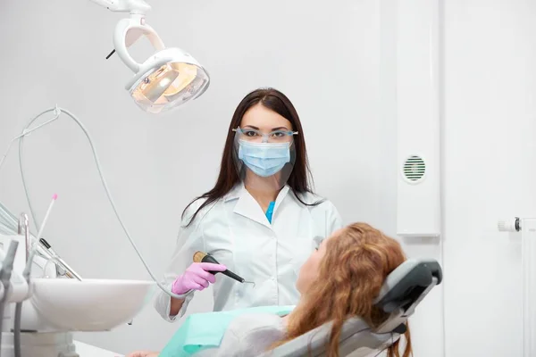 Professionelle Zahnärztin bei der Arbeit — Stockfoto
