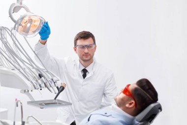 Onun kliniğinde profesyonel diş hekimi