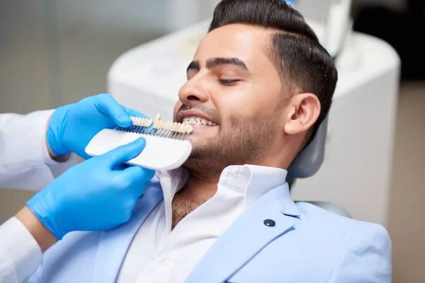 Jovem dentista visitante — Fotografia de Stock