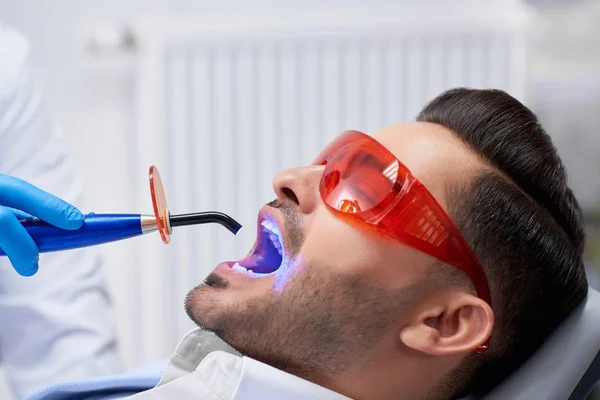 Mladý muž u zubaře — Stock fotografie