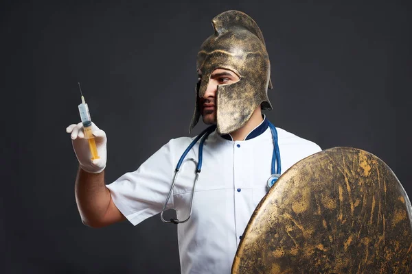 Médico masculino vestindo armadura medieval — Fotografia de Stock