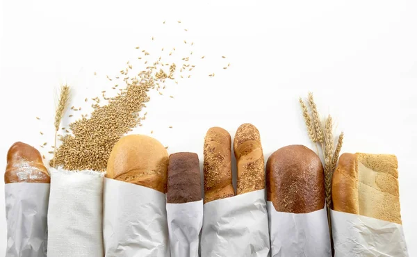 Sortimento de pão fresco isolado em branco — Fotografia de Stock