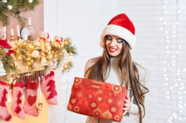 Noel şapka çekici esmer