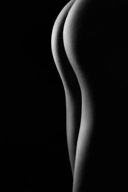 Siyah arka plan üzerine çarpıcı çıplak kadın