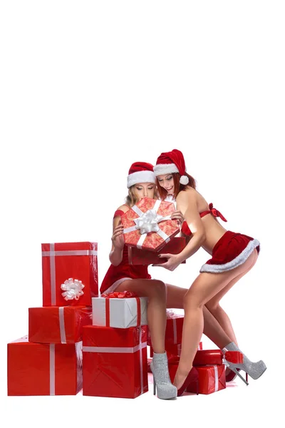 Duas meninas sexy Santa posando com presentes de Natal — Fotografia de Stock