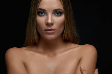 Muhteşem kadın stüdyoda poz