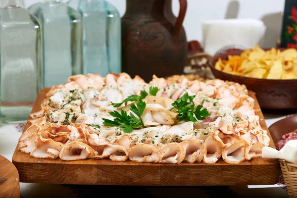 Ahşap kurulunda dilimlenmiş domuz yağı ile görev yapmaktadır.