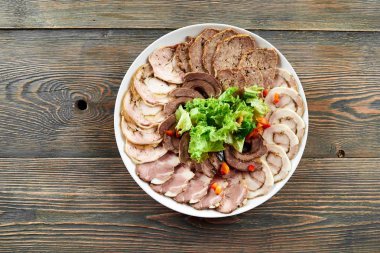 Beyaz plaka doldurulmuş et dilimleri ile