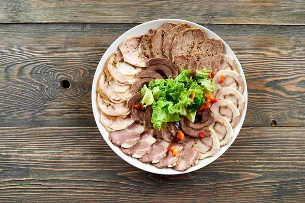 Beyaz plaka doldurulmuş et dilimleri ile