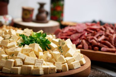 Peynir meze, maydanoz ile süslenmiş ile büyük ahşap tahta